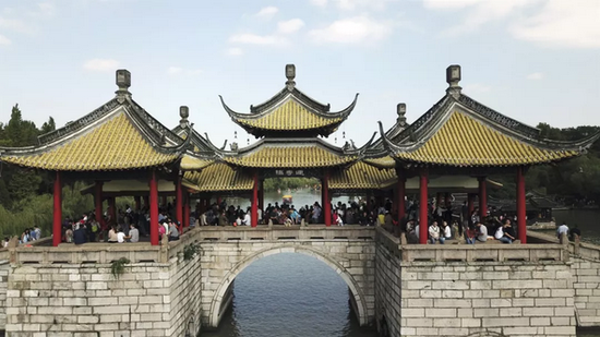 2017年10月6日,游客在江苏扬州瘦西湖风景区参观游览。新华社发(孟德龙摄)