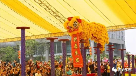 来自佛山、广州、香港等地共8支龙狮队伍,在高桩之上展开激烈角逐。