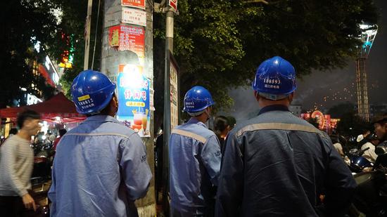 　　为保障群众亮堂过新年，徐闻供电局提前部署，配齐396名保供电人员和充足物资，保障了徐闻电网的安全稳定运行，完成春节保供电任务。图为除夕夜保供电人员对广场等人口密集场所供电线路设备进行夜间巡视。翁红玲 摄