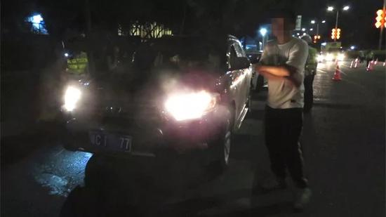 目前,董某已被刑拘,吊销驾驶证五年内不得重考。
