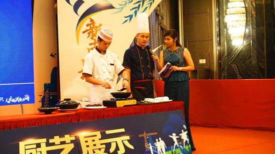 粤菜师傅现场指导学员厨艺展示