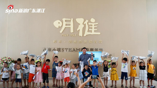 王凯先生为现场活动中奖的小朋友颁发奖品并合影