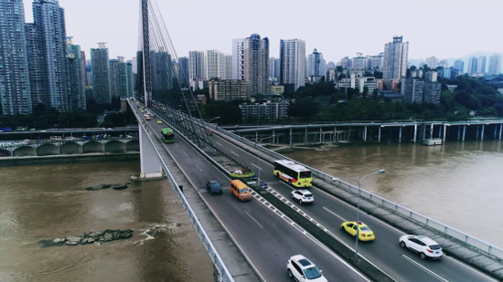 何香兰驾驶着苏宁易购物流车在重庆石门大桥行驶