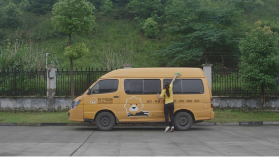 何香兰在擦拭爱车
