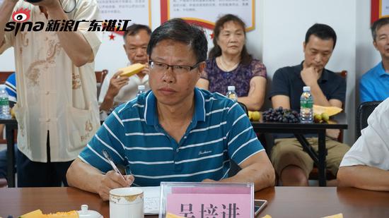 霞山区文化馆馆长吴培进主持会议
