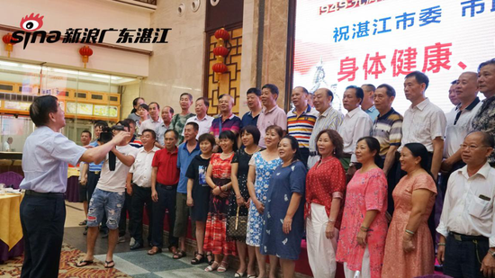 湛江市爱国拥军促进会成员进行红歌合唱