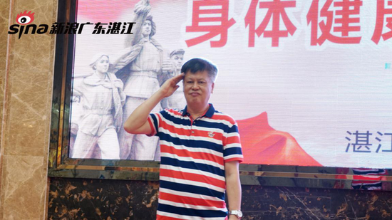 湛江市爱国拥军促进会陆军代表莫依弟致辞前向大家敬礼致意