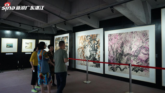 嘉宾参观展览作品