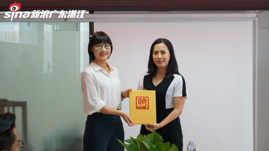 湛江市诚信协会会长单位代表孙嘉鸿为湛江市企业信用纠纷人民调解委员会主任李翠兰颁发聘书