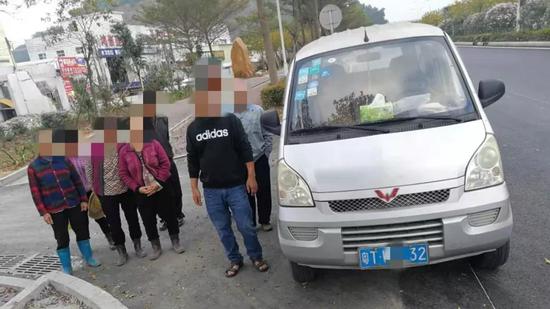 超载案例:珠海一五菱小面包车超载9人