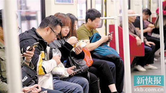  ■2019年10月29日，广州地铁一号线，虽然早已过了饭点，仍有不少乘客在车厢内饮食。 新快报记者 林里/摄（资料图）