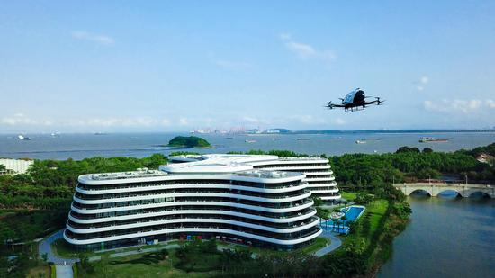 8名媒体记者率先体验空中游览