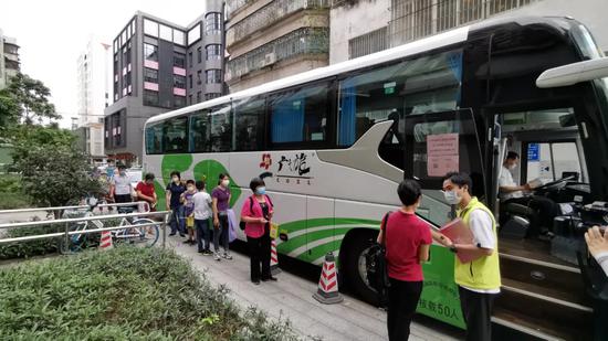 游客有序上车。