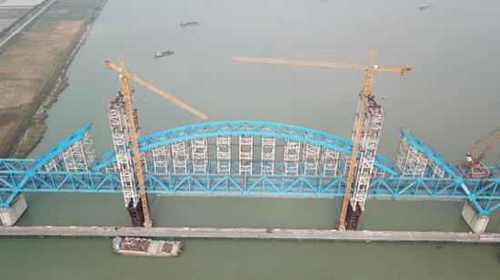 南沙港铁路跨洪奇沥水道特大桥进入冲刺阶段。李夏同拍摄