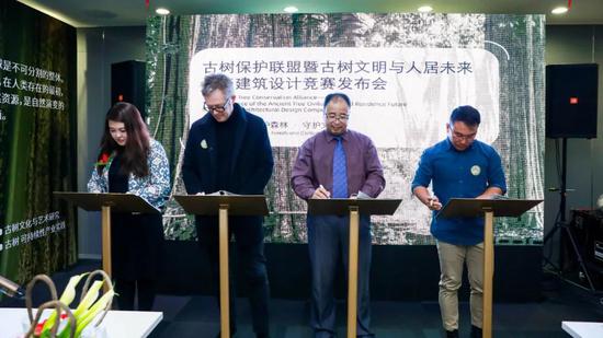 (左至右)英国皇家建筑师学会中国区发展首席吕慢、MVRDV亚洲总监Steven SMIT、凯森控股集团董事总经理孙学武、EMBT项目总监赵卓然国际竞赛评委宣发及签署仪式 图17:宣发及签署仪式