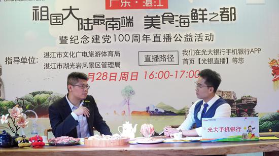 光大银行湛江分行行长黄安(左)