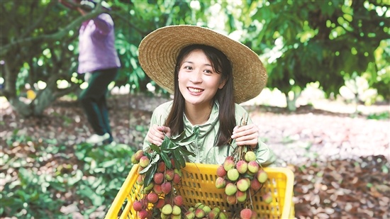网红菠萝妹妹代言广东荔枝。(来源:王小颖)