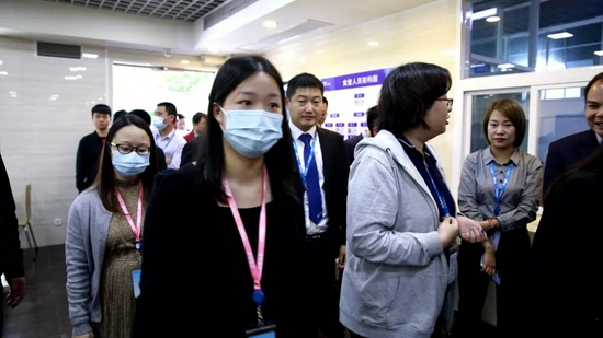 佩戴粉红工牌的女工取餐无需排队