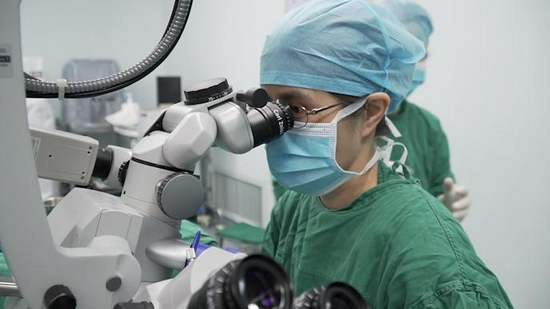 廖锐主任和李文涛博士正在为患者进行ICL晶体植入手术