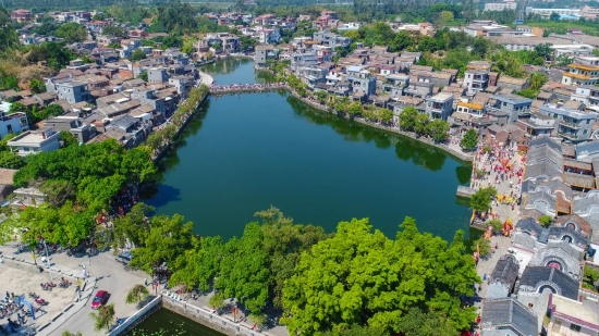 松塘村,位于国家5A级旅游景区西樵山麓下,镬耳屋群倚岗列建,百巷朝塘。