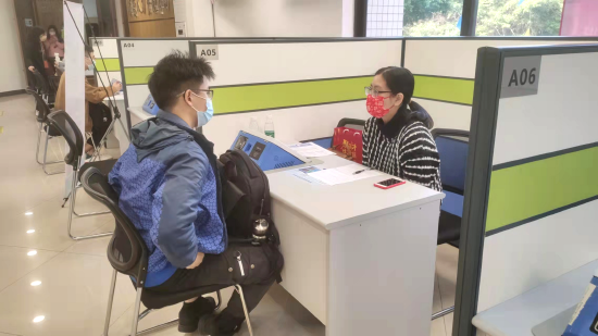 市民正在咨询岗位情况