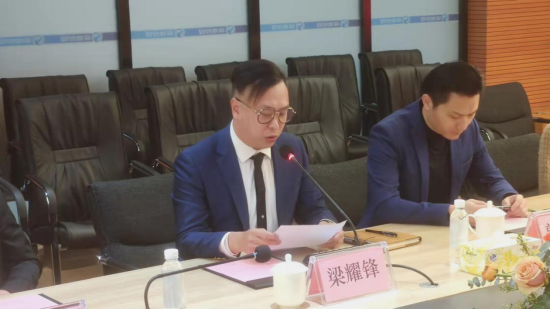 梁耀锋向与会嘉宾介绍项目情况