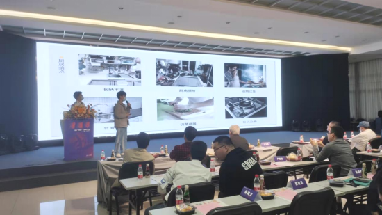 俞庆棋和陈延泰向评委展示自己的设计作品