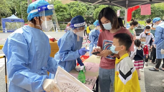 西樵镇第二小学老师在现场开展志愿服务。