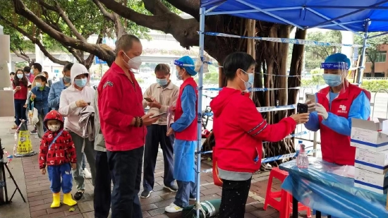 南方电网广东广州供电局志愿者在海珠昌岗街道封控区组织居民进行核酸检测。