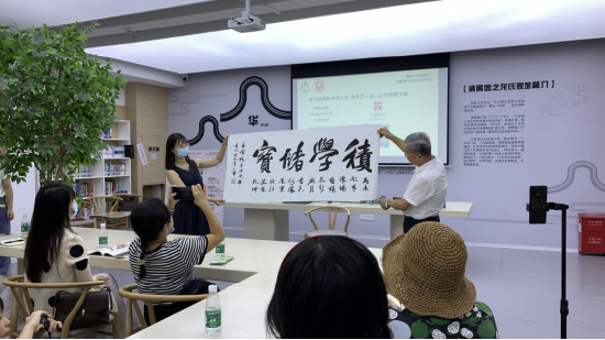 陈教授给获赠书籍观众签名