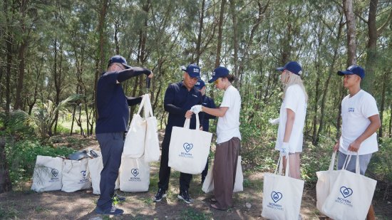 现场对捡拾垃圾进行称重、记录