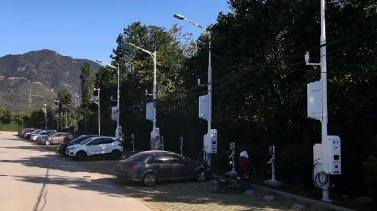 广东省首个“碳中和”新能源示范村新马村‘’五合一智慧路灯（卢晓宇 摄）
