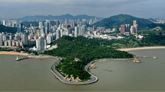 图为:珠海情侣路蜿蜒如绸带。