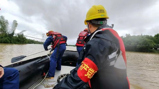 9月9日，因持续降雨，阳江10千伏码头线一公用变压器发生被水浸泡险情，南方电网广东阳江阳春供电局河口供电所联系河口镇消防部门划乘皮划艇，到现场对变压器进行紧急处理。（黎胜算 摄）