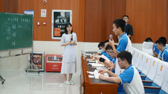 华南师范大学附属中学吴苗苗老师《细品红楼情 争做解味人》