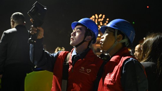 2月24日,南方电网广东梅州供电局运维人员在埔寨火龙活动现场运维值守。(张博 摄)