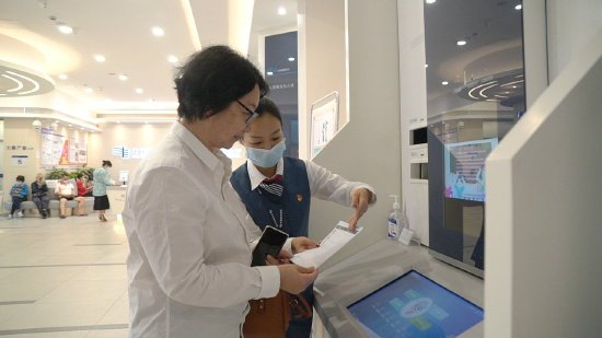 广州越秀供电局工作人员向用户介绍“信易电”用电申请业务(许若筠 摄)