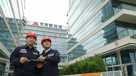 南方电网广东惠州惠城供电局运维人员在天安数码城勘查工业园区改造现场。(摄 陈凌)