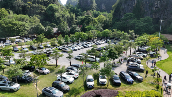 峰林晓镇景区停车场车辆停放有序
