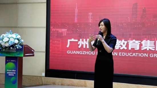 学校副校长余琦女士解答问题中