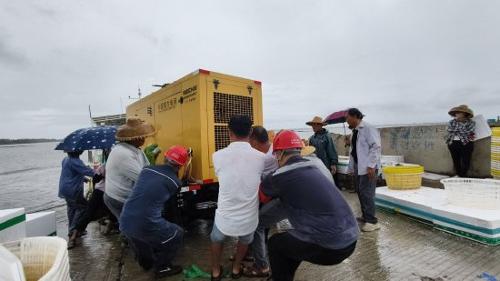 9月22日,南方电网广东湛江徐闻供电局党员突击队将应急发电设备运至六级岛。 (邓婷婷 摄)