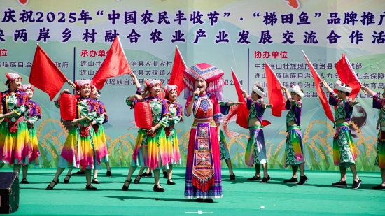 现场演绎民族舞蹈