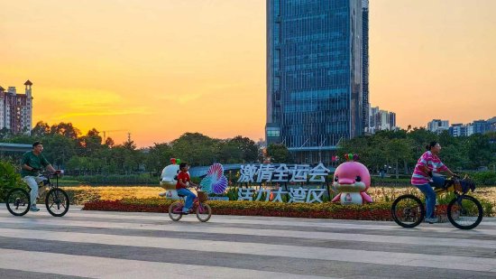 在蕉门河市民广场,市民漫步骑行迎全运