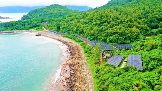 &nbsp;南方电网广东惠州供电局在三门岛建设的光伏设备与光伏长廊与海岛生态环境相互映衬，构成一幅美丽的绿色风景画