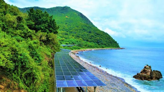 &nbsp;南方电网广东惠州供电局在三门岛建设的光伏设备与光伏长廊与海岛生态环境相互映衬，构成一幅美丽的绿色风景画