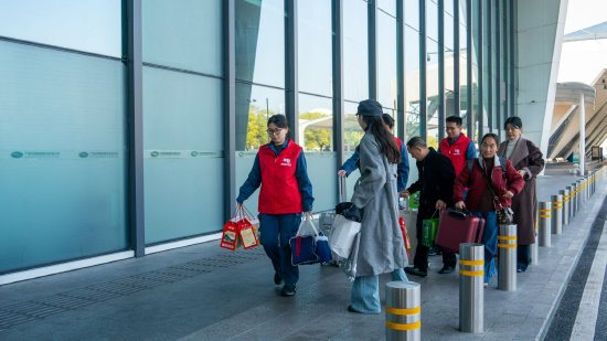  春运拉开大幕，南方电网广东惠州惠阳供电局青年志愿者驻守惠州平潭机场，以暖心服务+硬核保电筑牢春运供电防线。（许炫淙）