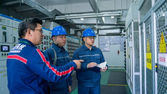 &nbsp;南方电网广东惠州惠阳供电局运维人员前往机场开展春运期间用电安全检查(许炫淙)