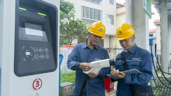 &nbsp;南方电网广东惠州博罗供电局的运维人员对充电桩进行检查（廖伟兴）