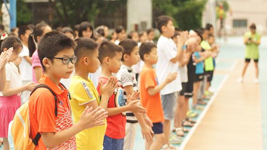 开幕仪式现场红岗小学学生们