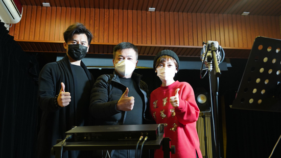 1月30日，演唱者李白（左一）&张朝夕（右一）及作曲人王小淞（中）于淞音乐录音棚录制《致敬逆行者》